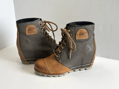 Bota Sorel 1964 Premium Wedge Ankle Bootie Couro Marrom Estampa de Cobra Feminina Tamanho 7.5 - Imagem 1 de 4