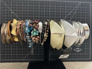 17 Vintage bis jetzt Damen Armbänder Armreif verschiedene Farben Stile Perlen - Bild 1 von 12