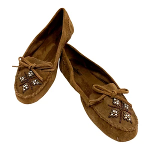 Minnetonka Mujer Marrón Gamuza Cuentas Mocasines Planos Sin Cordones Zapatos Talla 8.5M - Imagen 1 de 13