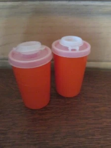 AGITADORES DE SAL Y PIMIENTA NARANJA Tupperware vintage hechos en EE. UU. - AÑOS 70 - Imagen 1 de 3