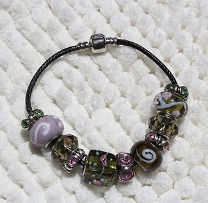 "Pulsera con cuentas de cuero negro rosas metales mezclados sin piedra ""Hecha a mano"" - Imagen 1 de 2