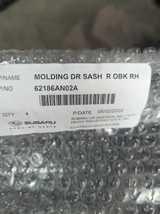 Moldura superior original Subaru 62186AN02A - Imagen 1 de 5