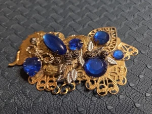 Große goldfarbene Messing Steampunk Brosche mit künstlichen dunkelblauen Steinen von N R Yost - Bild 1 von 8