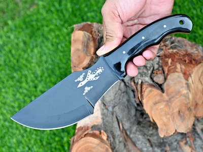 Cuchillo de caza rastreador hecho a mano hoja de acero al carbono recubierto de negro mango de resina Foto 1 de 4