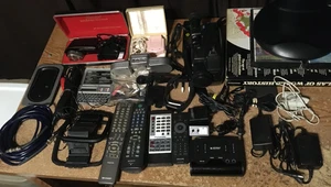 RIESIGE MENGE ELEKTRONIK PANASONIC PALMCORDER PV-430 FITBIT 4 FERNBEDIENUNGEN ADAPTER - Bild 1 von 23