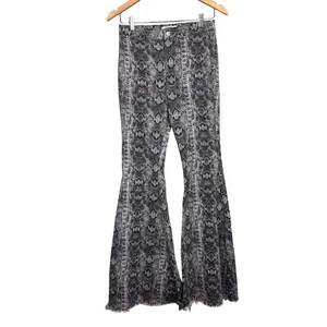 We the Free People Just Float On Flare Snake Print grau schwarz Boho Jeans Gr. 29 - Bild 1 von 8
