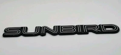 1993 PONTIAC SUNBIRD EMBLEMA FABRICANTE DE EQUIPAMENTO ORIGINAL - Imagem 1 de 3