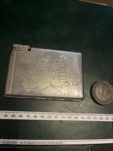 Vintage DEUTSCHES REICH KARTE ZIGARETTENETUI & FEUERZEUG -MEMEL,KÖNIGSBERG,DANZIG,Etc - Bild 1 von 10