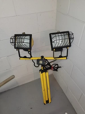 yellow tripod duel work lights - Image 1 of 3