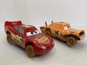 2x Disney Pixar Cars Crasher Crazy 8 Racer Saetta McQueen/Pushover molto raro - Foto 1 di 5