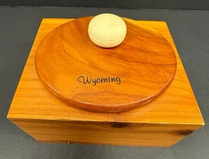 Caja de baratijas de cedro con tapa recuerdo de Wyoming - Imagen 1 de 3