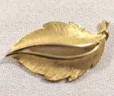 Broche retrô vintage J.J. Jonette tom dourado assinado redemoinho pena folha em forma de - Imagem 1 de 4