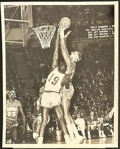 1964 Photo Type 1-Warriors Wilt Chamberlain vs Knicks Rookie Willis Reed PSA/DNA - Picture 1 of 3
