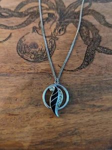 Collar Colgante Hoja Tonificada Plateada Vintage con Cristales y Piedra Negra - Imagen 1 de 4