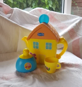 PEPPA PIG TEA POT HOUSE WITH LIGHTS & MUSIC, A CUP & SUGAR POT - Picture 1 of 3