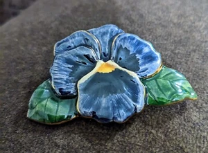 Spilla spilla ceramica vintage fiore - pansies blu e foglie verdi fatta a mano - Foto 1 di 3