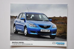 Foto de prensa de coche - Mazda 3 2004 diésel - azul - vista lateral/frontal - Imagen 1 de 1