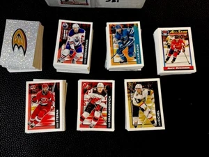 2023-24 Topps NHL Stickers Album  Complete Set # 1-685 - Foto 1 di 2