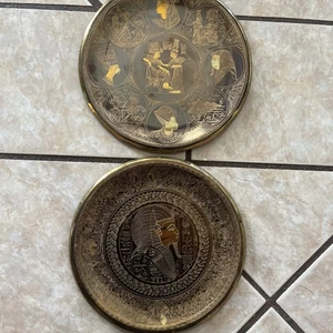 Zwei Vintage 7 3/4" Runde Messing Geätzt Ägyptisches Design Wandteller Kleopatra & Götter - Bild 1 von 4
