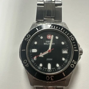 Herrenuhr Schweizer Militär rund silberfarben schwarz strukturiertes Zifferblatt Datum 095.0674 F1 - Bild 1 von 4