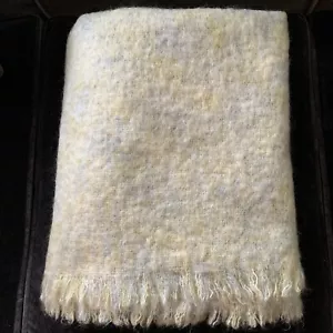Mohair Wollmischung Überwurfdecke, blassgrau, gelb, cremegewebt - Bild 1 von 5