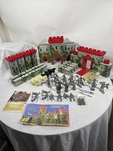 Vtg 1950's Marx Prince Valiant Castle Walls Tin Litho large Playset Rare Figures - Picture 1 of 24
