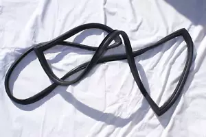 MASERATI MISTRAL COUPE FRONT WINDSCREEN SEAL WINDSHIELD RUBBER WINDOW GASKET - Picture 1 of 2