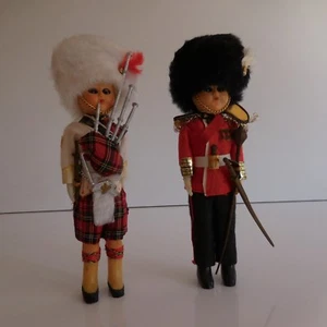 2 Muñecas Personajes Colección Traje Guardia Inglés Escocés Hecho Manual Xx PN - Imagen 1 de 12