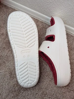 Crocs Classic Cozzzzy Sandálias Unissex Suéter de Férias Vermelho Branco Forrado Novo m12 - Imagem 1 de 2