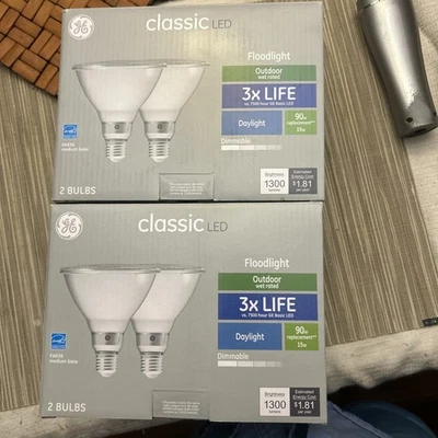 Paquete de 2 reflectores LED GE clásicos 90 W para exteriores con clasificación húmeda 3 luces de día LIFE Foto 1 de 4