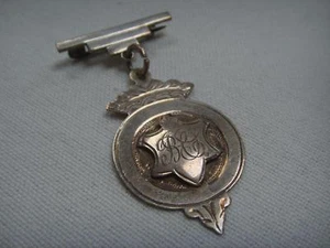 PIN DE BARRA Y MEDALLA DE COSTURA DE PLATA SÓLIDA CON SELLO 1932 - Imagen 1 de 1