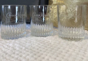 Juego de 3 vasos de vidrio Crown Royal whisky grabado, con textura inferior rocas - Imagen 1 de 9
