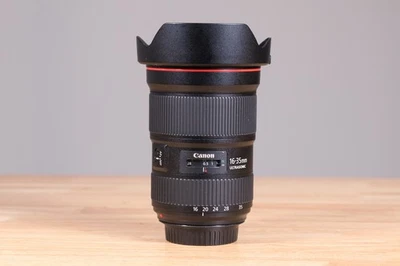 Lente Canon EF 16-35 mm f/2,8 L III USM con capucha Canon Foto 1 de 4