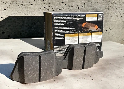 1X Pastillas Freno Cerámicas Volkswagen Passat SE '13 - Traseras (Juego de 2 Pastillas) Marca Carquest Foto 1 de 3