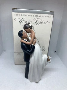 True Romance mittel hautfarben Bräutigam anhebende Braut Hochzeitstorte Topper - Bild 1 von 8