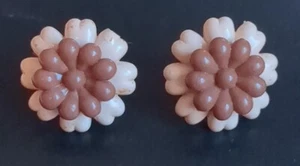 1960er Kunststoff Creme & Braun Blume Zelluloid Schraubverschluss Ohrringe Mod Vintage - Bild 1 von 13