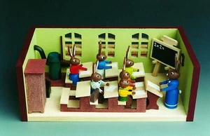 Miniaturstube Klassenzimmer mit Hasenlehrerin BxHxT 11x4x6 cm NEU Seiffen Holz - Picture 1 of 1