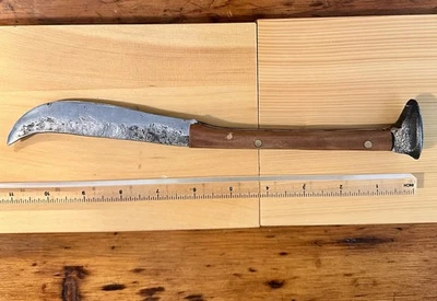 CUCHILLO DE ACERO CON ESPIGA DE FERROCARRIL FORJADO A MANO CON MANGO DE MADERA Y ACCESORIOS DE LATÓN Foto 1 de 4