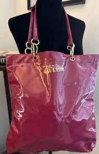 Jean Paul Gaultier Lack Vinyl Magenta Pink und Gold Spellout Beuteltasche Tasche 15 x 14 Zoll - Bild 1 von 3