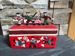 Caja de baratijas de madera figura de bailarín cosaco arte popular tallada a mano y pintada con bisagras - Imagen 1 de 8