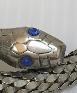 Bracciale Vintage Serpente Serpente Scale Occhi Blu Strass Bobina Tono Argento Avvolgente - Foto 1 di 10