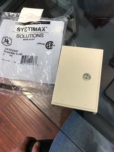 4-Port Oberflächenmontage Box Commscope M104 107952442 M104SMB-A-246 Elfenbein Menge 14 - Bild 1 von 2