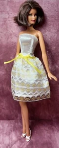 ABITO BARBIE ORIGINAL AFTER 5 - PIZZO BIANCO CON RIFINITURE GIALLE - INCLUDE SCARPE GIALLE - Foto 1 di 10