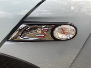 2011 MINI COOPER S OEM FRONT DRIVER SIDE FENDER MARKER LIGHT & EMBLEM ASSEMBLY - Picture 1 of 2