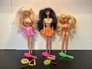 Vintage 1990 Hawaii Fun Barbie Kira Skipper Puppen & Zubehör Hula Röcke Muscheln - Bild 1 von 23