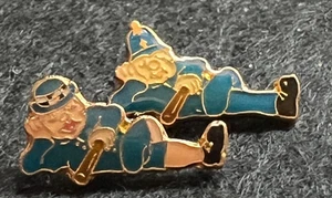 RECUMBENT MALE & FEMALE POLICE CONSTABLES TIE PIN BADGES - Picture 1 of 2