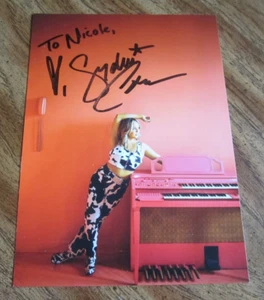 Fotografía firmada autografiada por músico country Sydni Cole 5X7 "The Sign" - Imagen 1 de 3