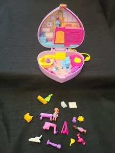 Muñecas compactas Polly Pocket Starring Shani Art Studio Micro Shani corazón púrpura - Imagen 1 de 10