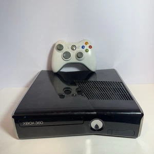 Microsoft Xbox 360 Slim 250GB HDD Schwarz Konsole Controller Getestet und Funktioniert - Bild 1 von 7