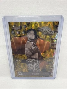 2025 WWE WRESTLEMANIA TOPPS X CACTUS JACK BAYLEY RIFRATTORE ORO /50 - Foto 1 di 2